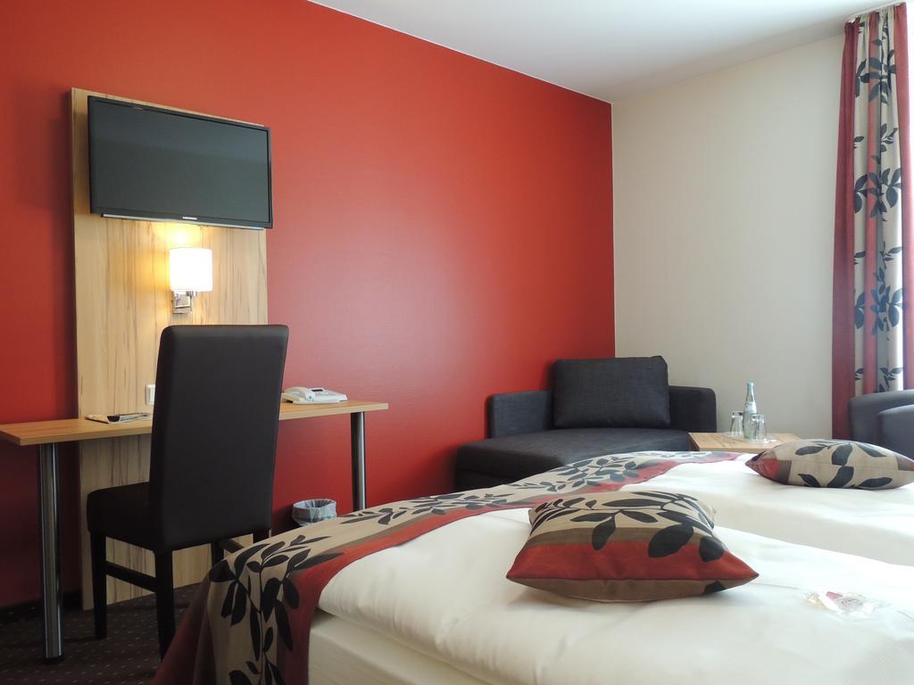 Sutter'S Landhaus Hotel Gensingen Room photo