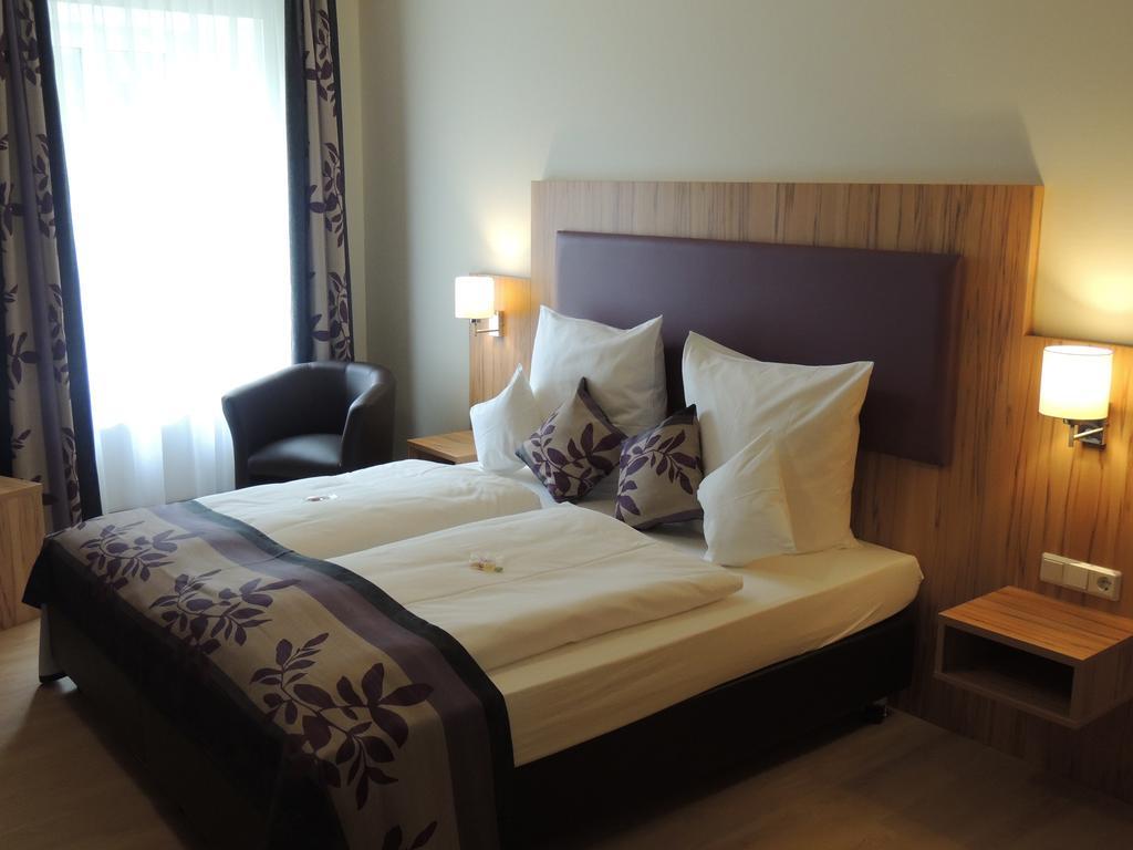 Sutter'S Landhaus Hotel Gensingen Room photo